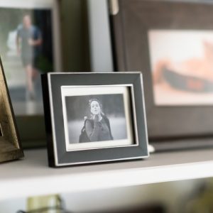 how to display family photos on shelf